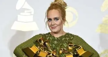 Adele si «confessa» dal palco «Ragazzi sono sposata»