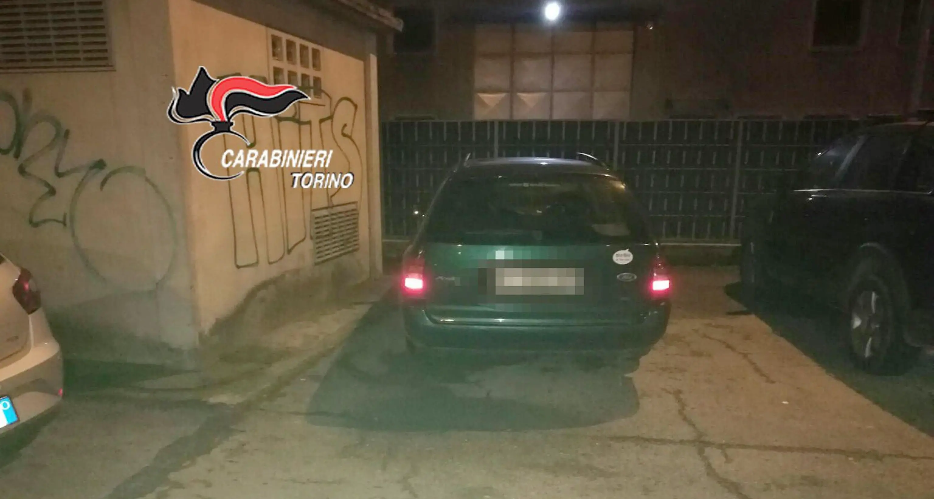 Abbandona il figlioletto in auto per andare a ballare in discoteca