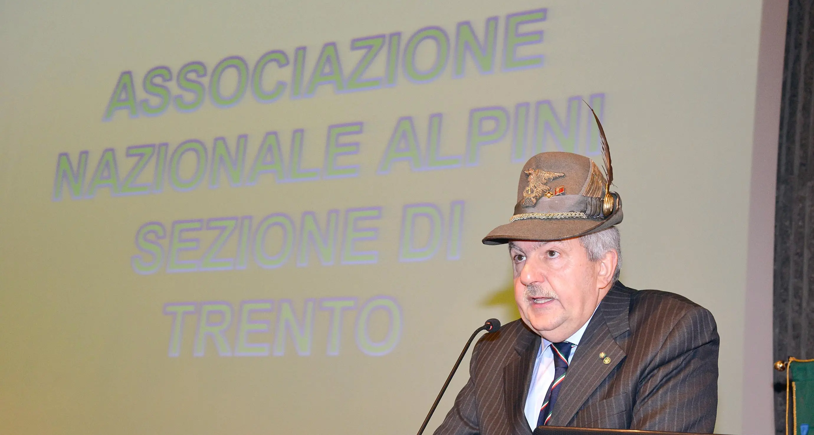 Adunata, clima di tensione con lettere minatorie