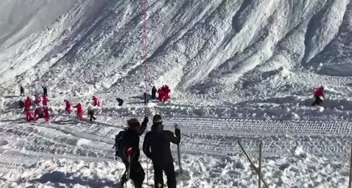 Una valanga sulle piste nelle alpi francesi della Savoia