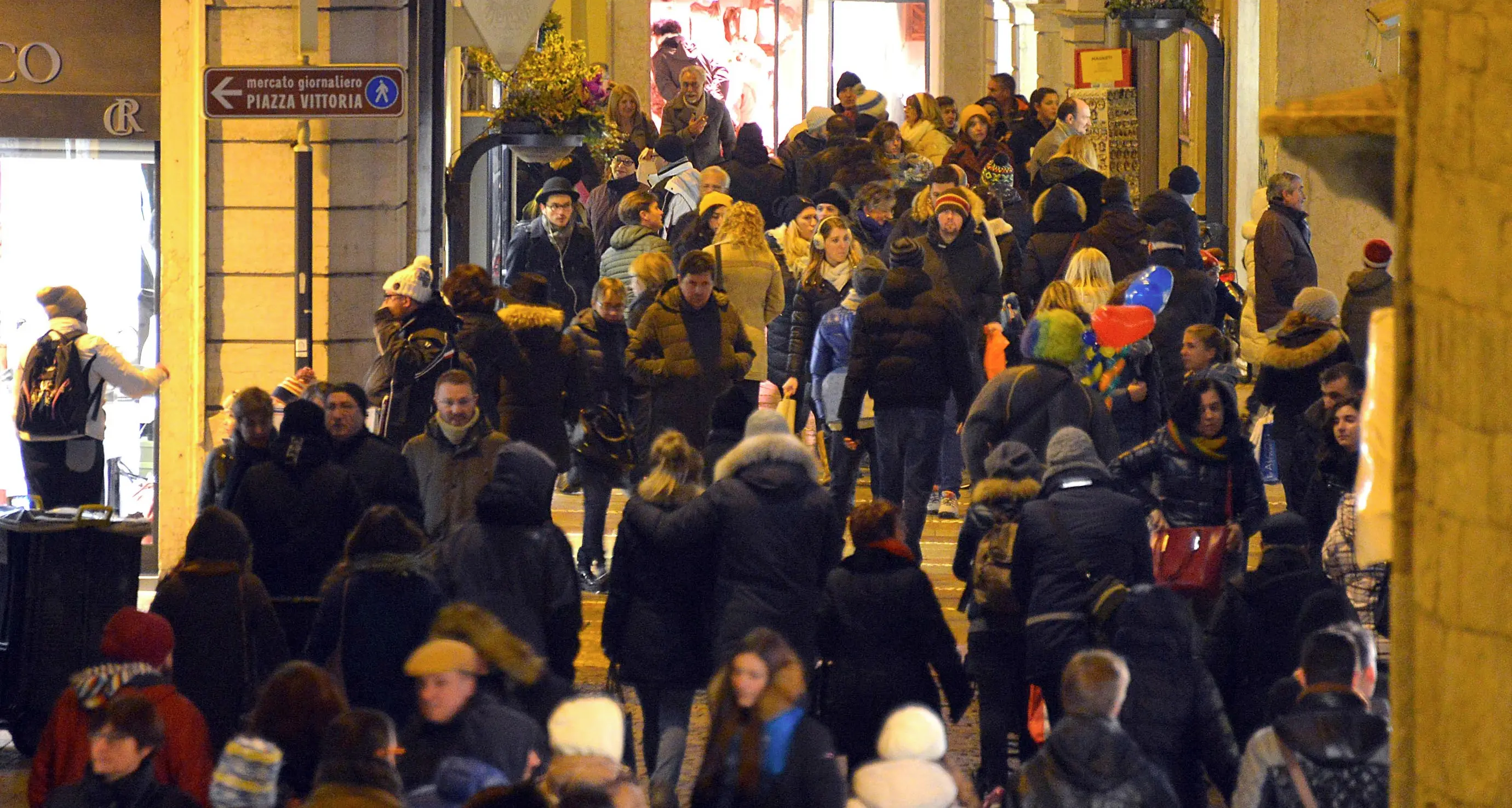 Meno negozi in città Bar e ristoranti boom