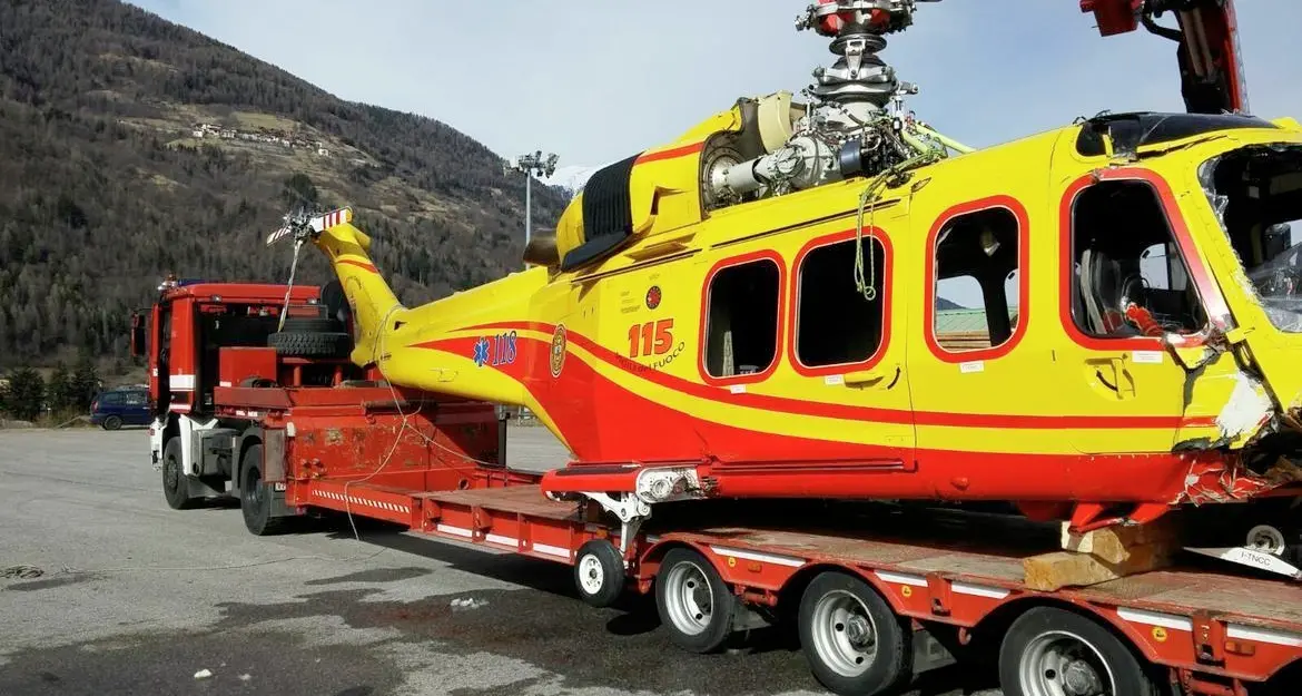 Iniziate le operazioni di recupero dell'elicottero precipitato in Val Nambino