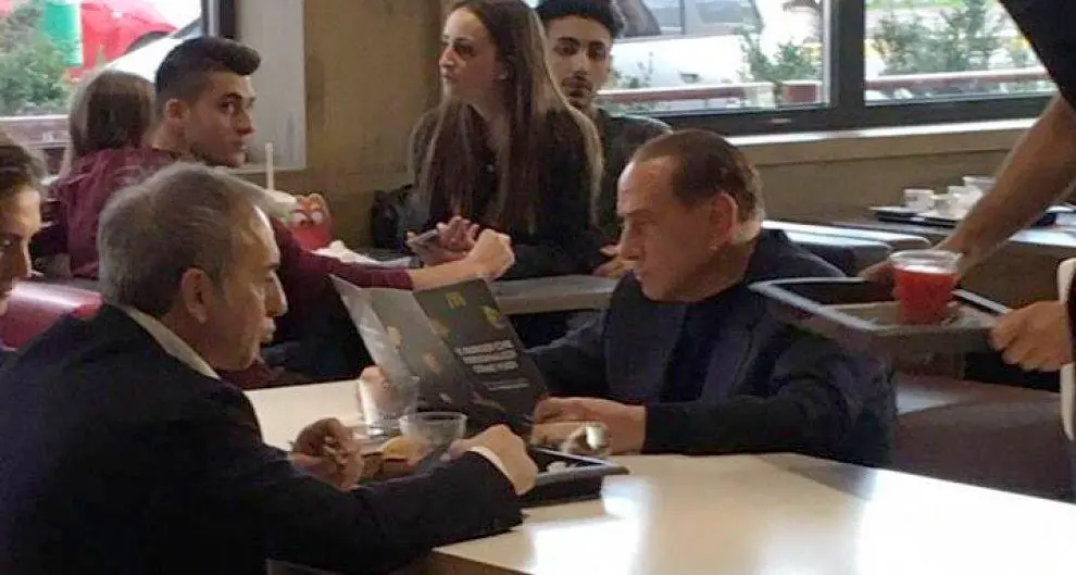 «Un closing burger, grazie» Ironie su Milan e Berlusconi