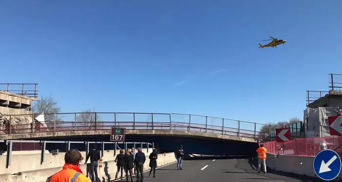 Crolla un ponte sulla A14 Due persone morte schiacciate