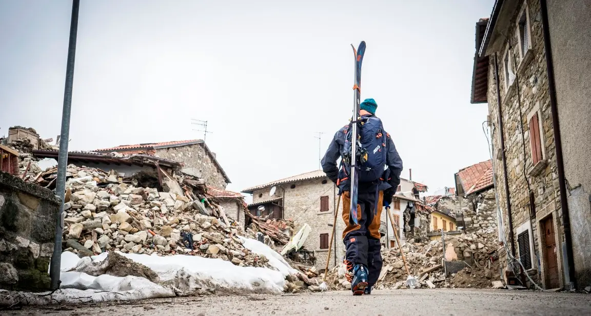 Viaggio fotografico attraverso l'Umbria ferita Con gli sci tra muri di neve e case distrutte