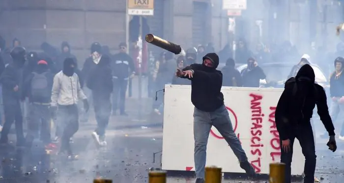 Matteo Salvini a Napoli Scontri e bombe molotov