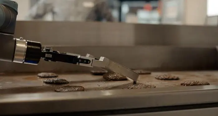 Ecco Flippy, il robot nei fast food Negli Usa prepara gli hamburger