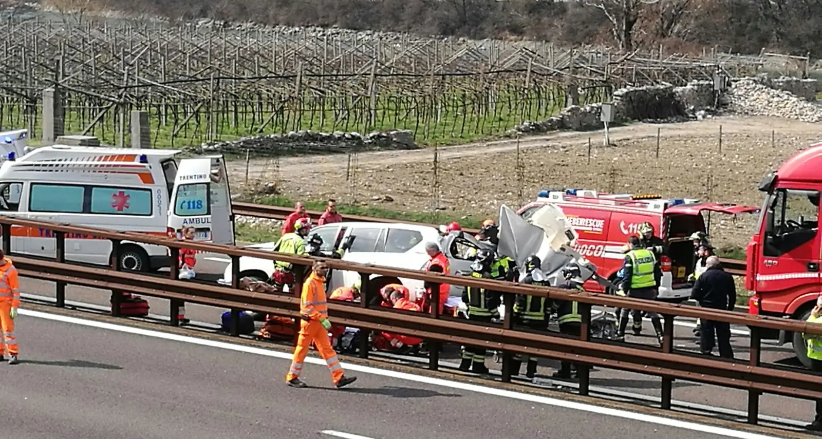Grave scontro in A22: auto contro camion