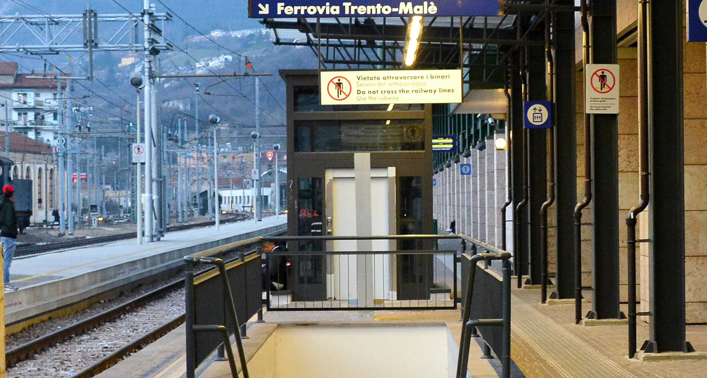 Minacciati con una siringa Stazione, arrivano i cancelli