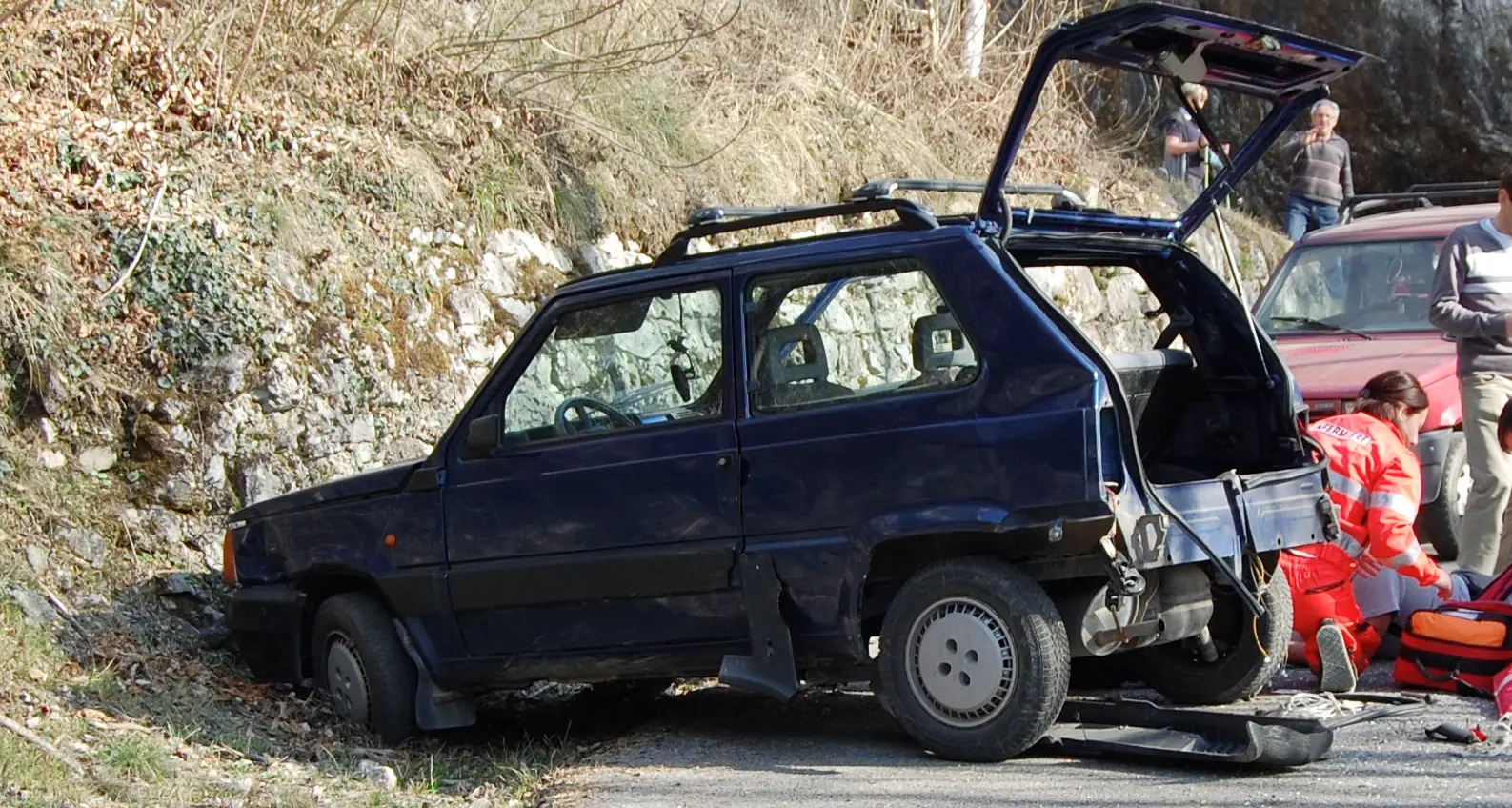 Vola in auto dal tornante Ferito anziano di 85 anni