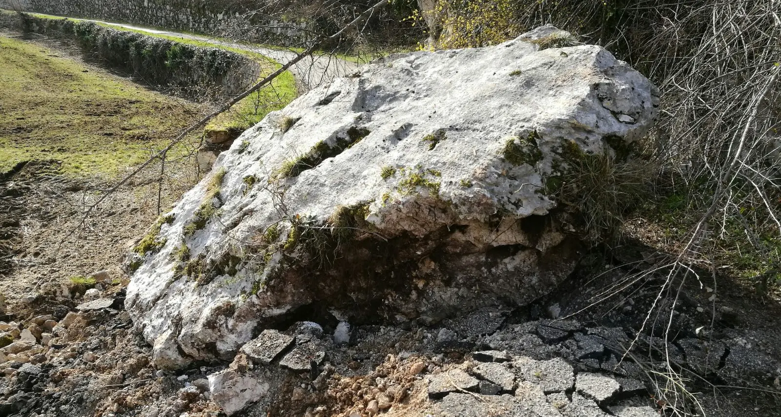 Un enorme masso precipita sulla strada tra Mori e Loppio