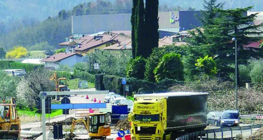 Cavalcavia e rotatoria: 6 mesi di disagi sulla statale a Dro