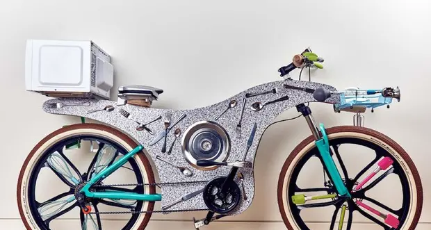 Ecco la bici riciclata con utensili da cucina