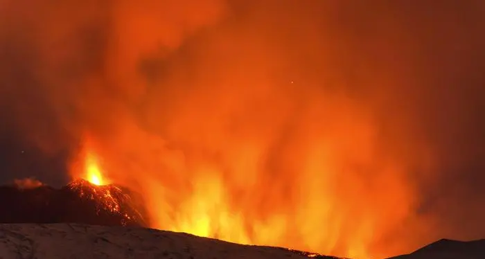 Esplosione dall'Etna Bilancio di 10 feriti - il video