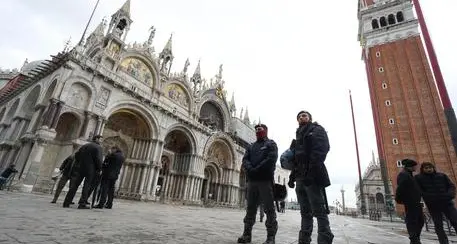 Tentata rapina in piazza San Marco Fuga con il fumogeno