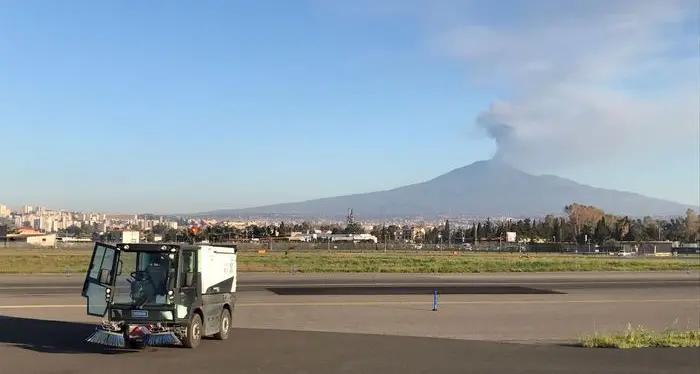 Eruzione: cenere dell'Etna su Catania, chiuso l'aeroporto