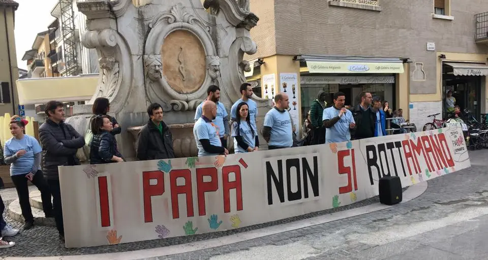 Padri «rottamati» 5 Stelle in piazza