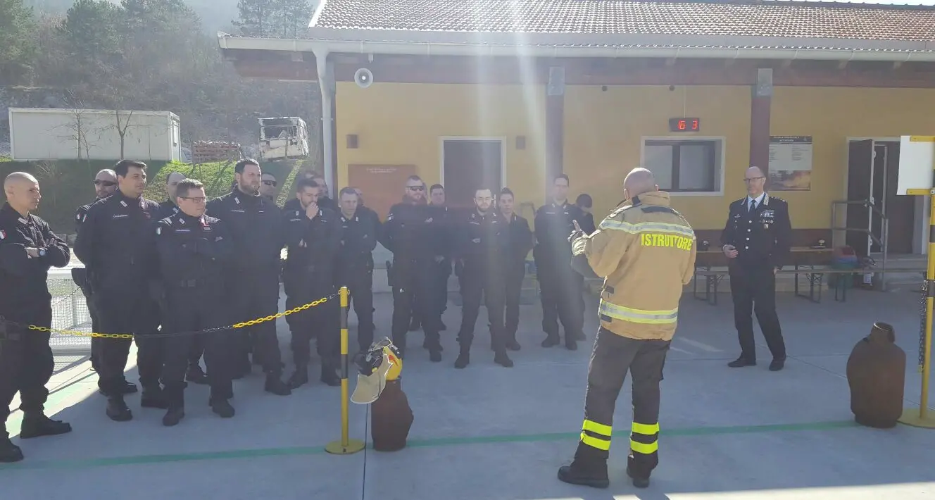 Carabinieri a lezione dai vigili del fuoco