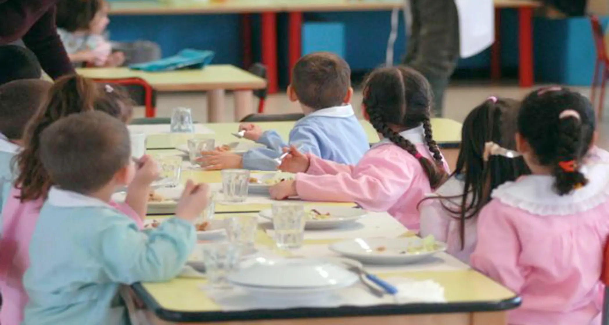 Sorveglianza in mensa: nelle scuole la faranno le coop (così si risparmia su 330 prof)