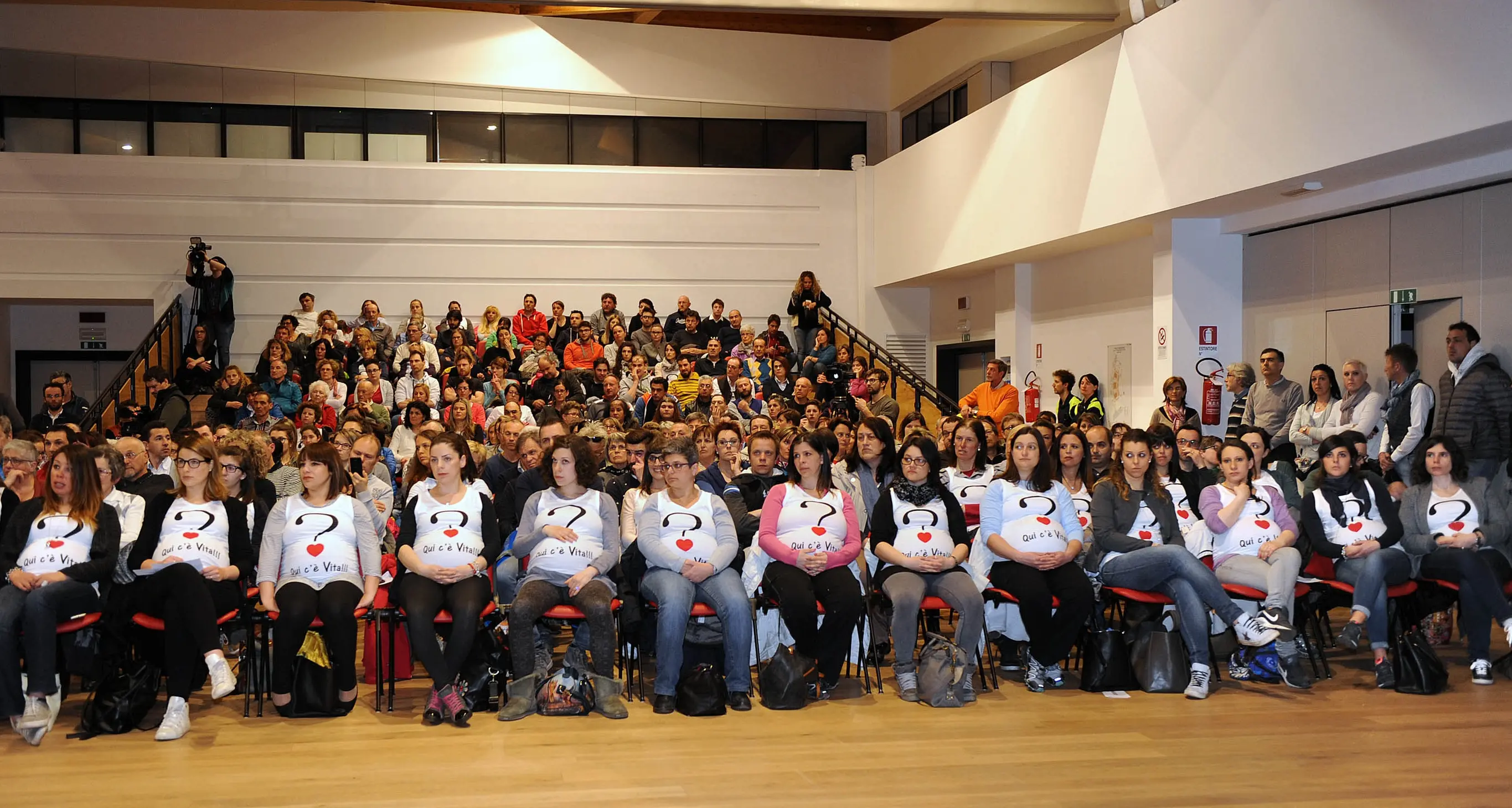 Punto nascite, folla enorme per l'incontro con Zeni