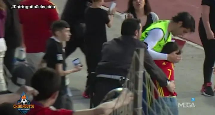Slalom e corsa tra la sicurezza per abbracciare Morata