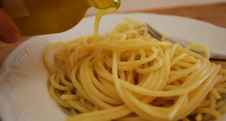 Cibo più semplice in mensa Viva la pasta in bianco