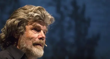 «L'alpinismo è senza anima. Ormai è sport» Messner: «Ora torno all'età della pietra»
