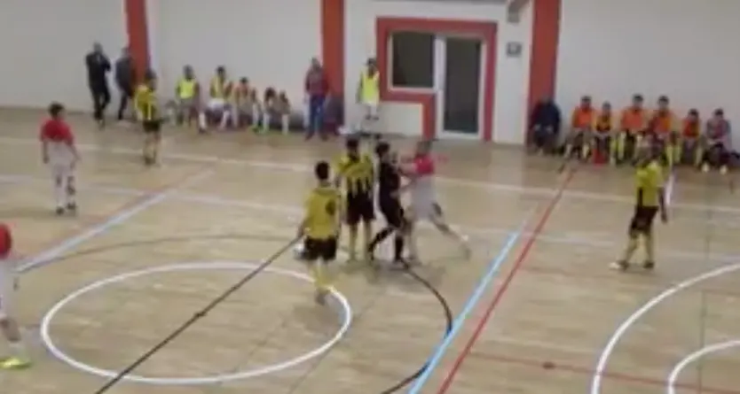 Toros Locos, pugno all'arbitro Costa la squalifica - il video