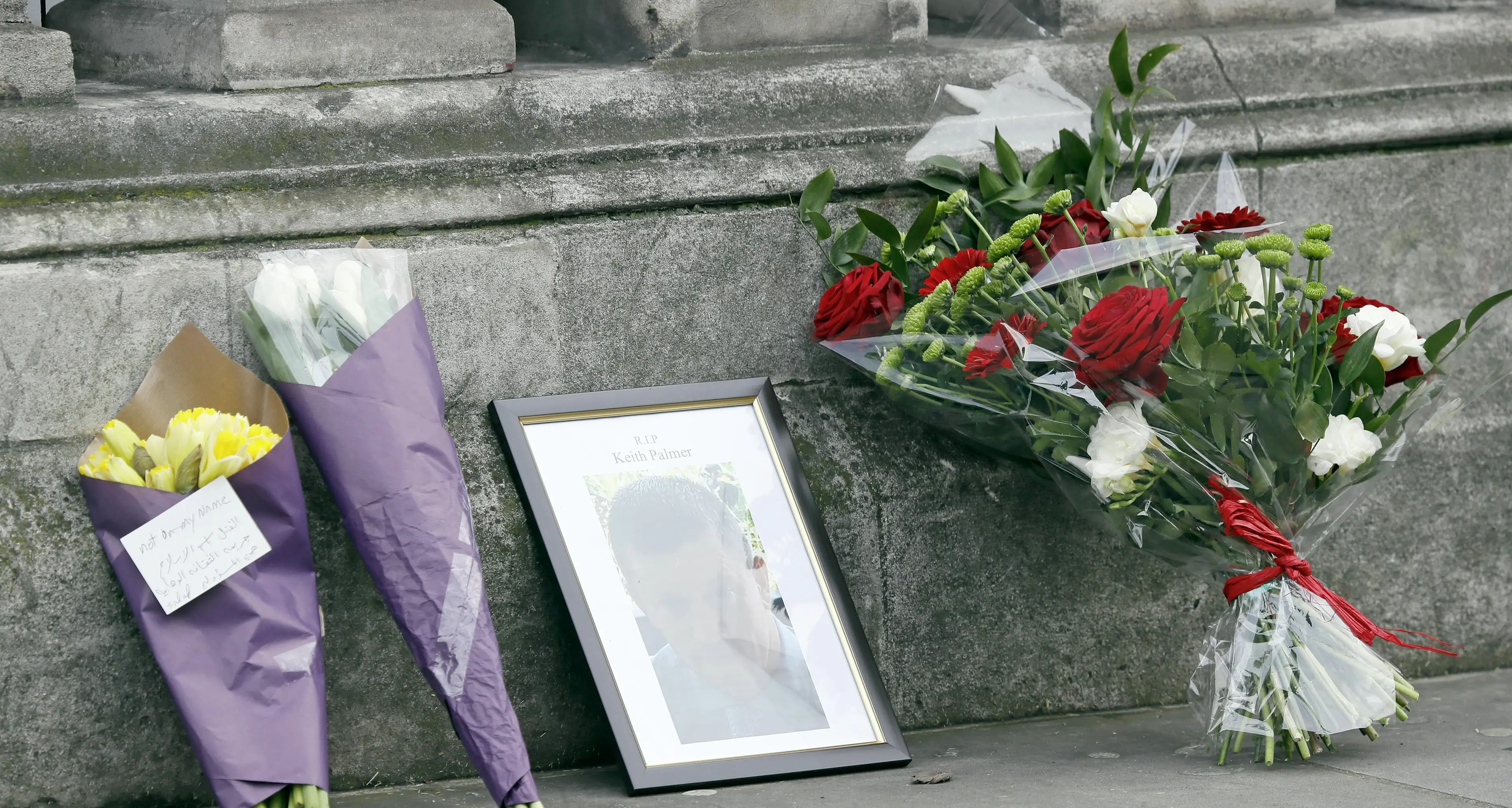 Londra, l'Isis rivendica l'attentato «Opera di un soldato del Califfato»
