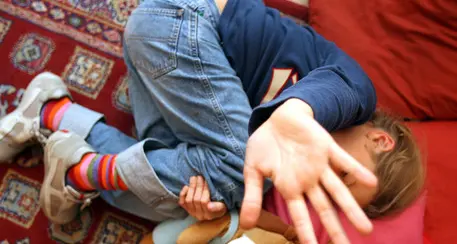 Tredicenne violentato da 11 minorenni