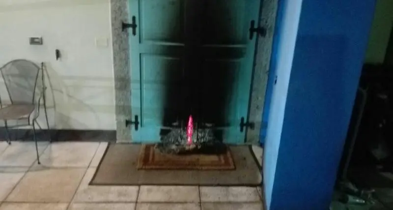 Roncone, atto intimidatorio contro profughi Fuoco all'entrata della casa di accoglienza