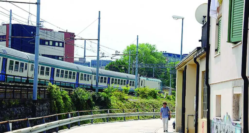 Treni diesel all'ex scalo Filzi «Così ci hanno presi in giro»