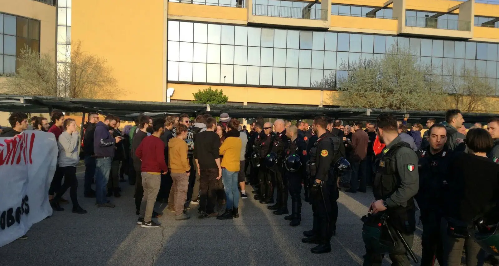 Dieci trentini in questura per 8 ore: salta il corteo