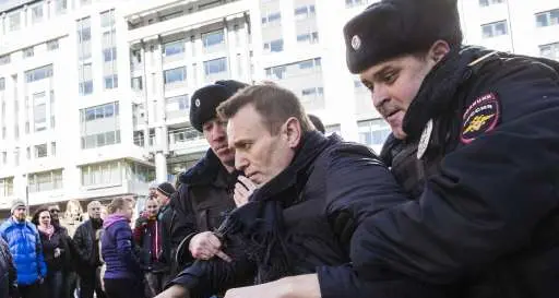Fermato Navalny durante un corteo, alta tensione a Mosca