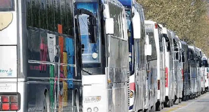 Bus in partenza per la gita Via la patente all'autista