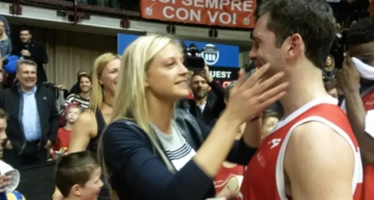 Basket: sul parquet Trieste spunta un anello, «vuoi sposarmi?»
