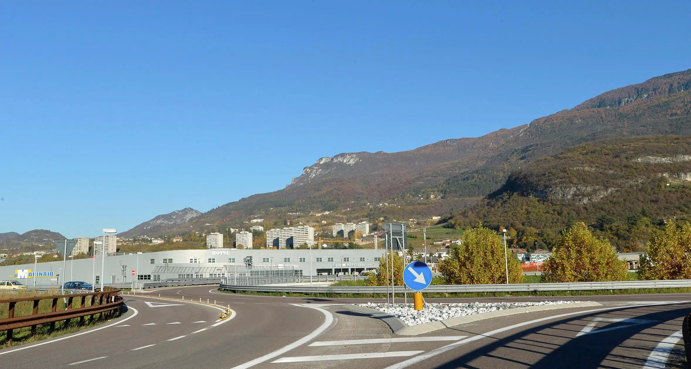 Camion perde materiale Chiusa la bretella del Marinaio