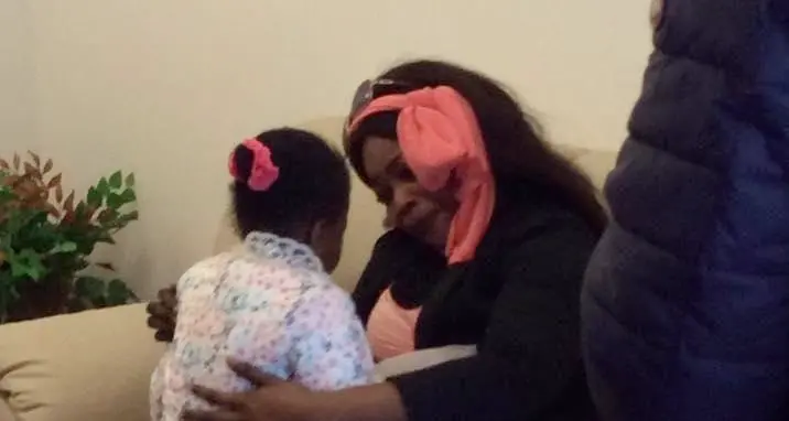 La piccola Oumoh arrivata sola a Lampedusa riabbraccia la madre
