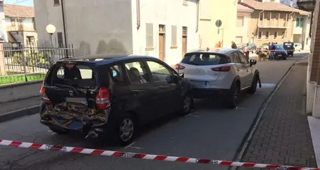 Sperona l'auto dell'ex moglie e l'accoltella. È in fin di vita