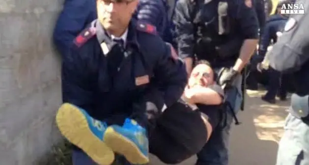 Espianto degli ulivi Carica della polizia