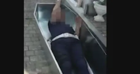 Vigile fa lo zombi ad Amatrice, sospeso
