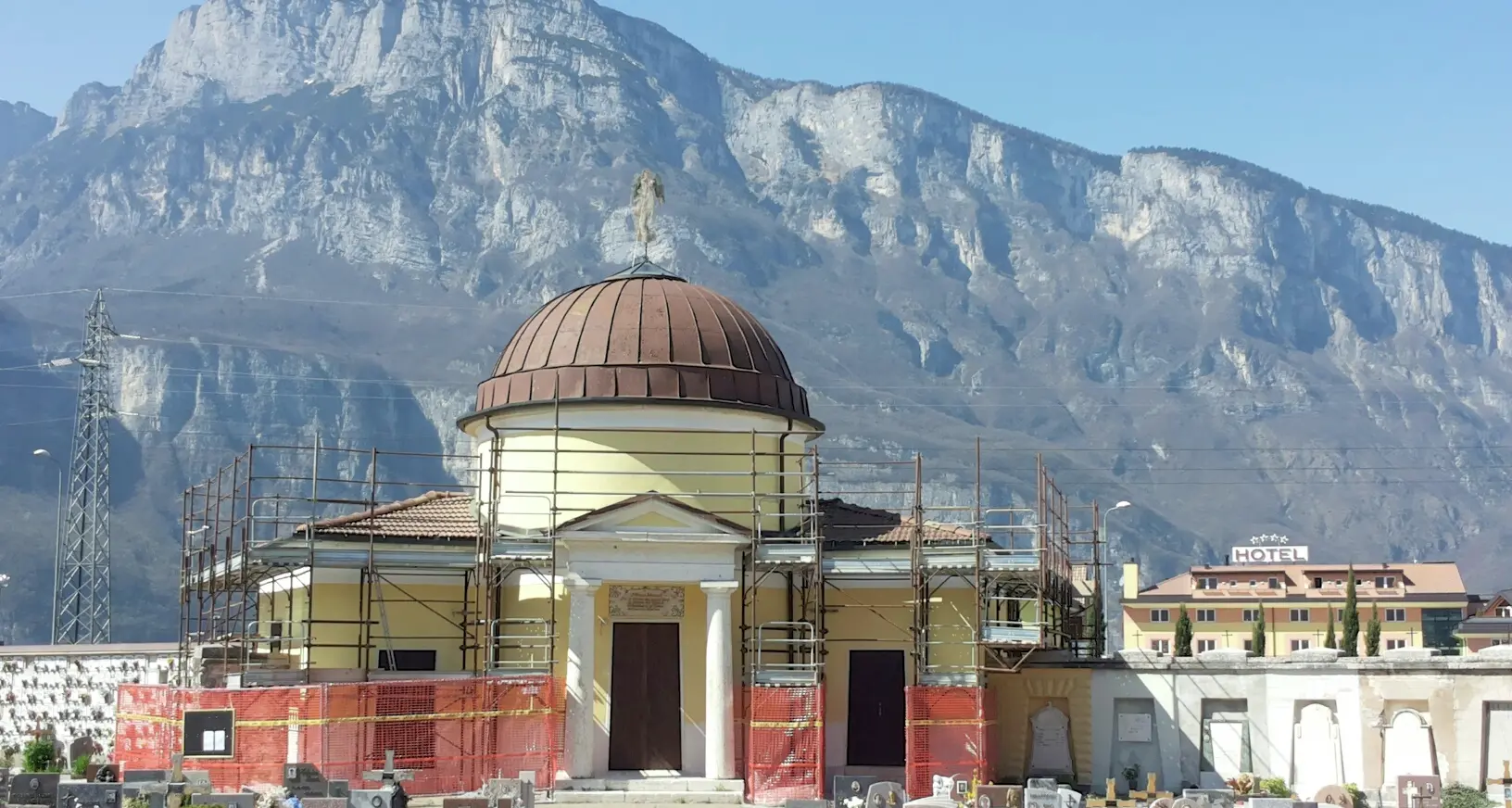 Lavori di ristrutturazione per la cappella del cimitero