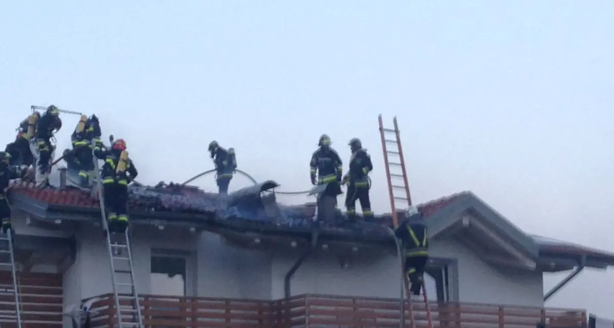 Fiamme e fumo sul tetto Nogaredo, incendio domato