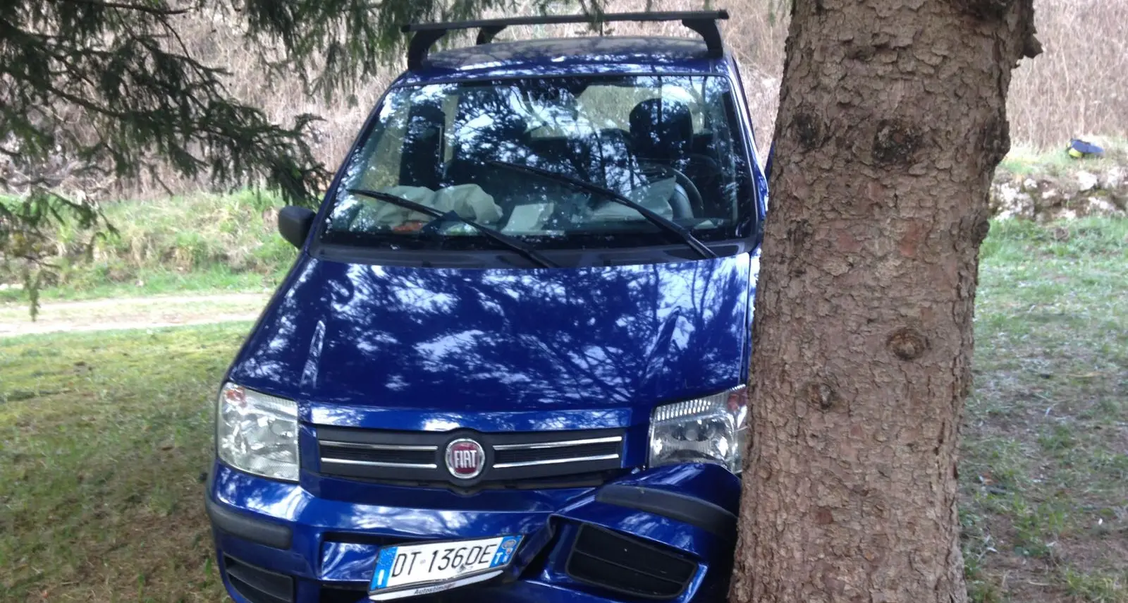 Con l'auto contro un albero Incidente ad Anghebeni
