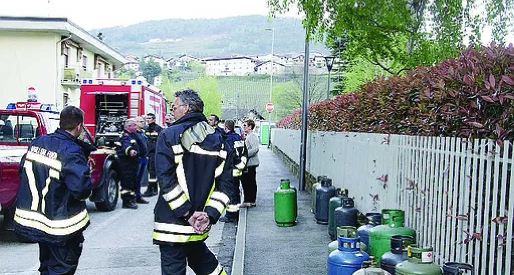 Zambana, esplode bombola tutti illesi, palazzo evacuato