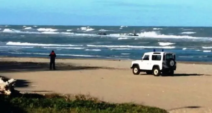 Neonata morta in spiaggia fermata una ragazza