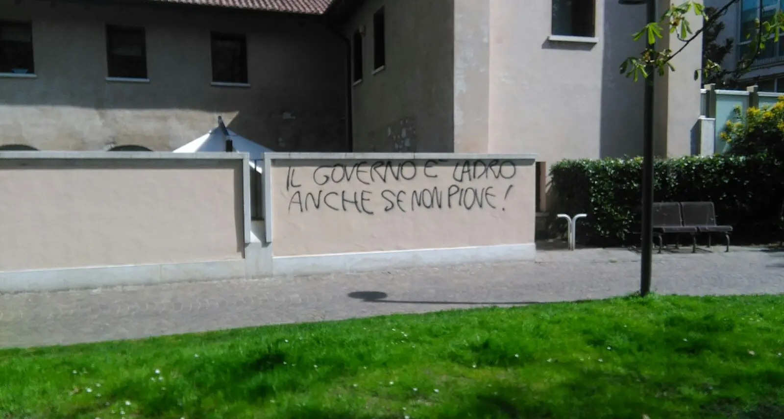 Scritta contro il Governo alla Fondazione Kessler