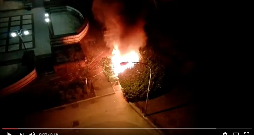 Cassonetti in fiamme nella notte al Brione
