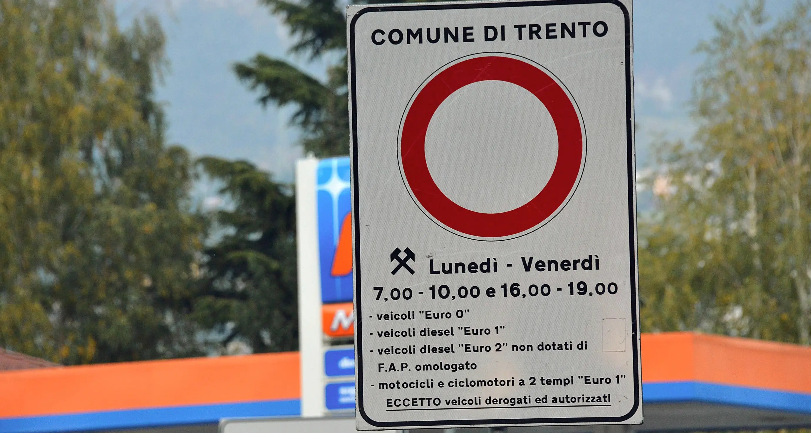 Dall'1 novembre a Trento tornano le limitazioni ai mezzi più inquinanti: ecco quali