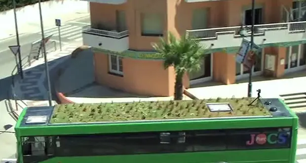 Aria più pulita in città col giardino sul tetto dei bus